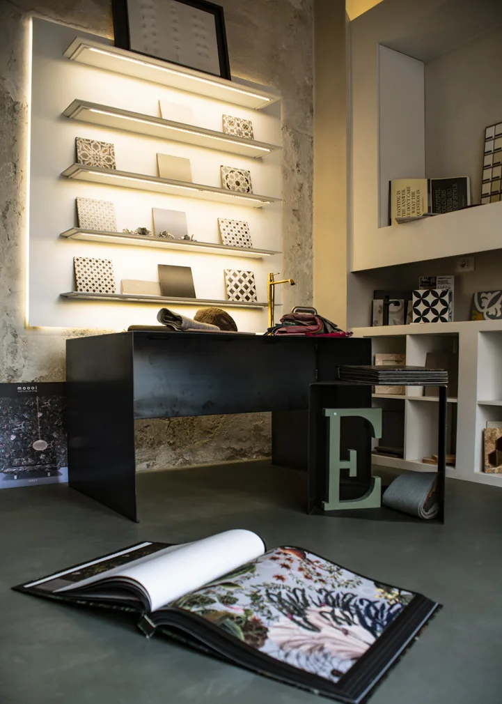 Espositori dello showroom con i campionari delle essenze