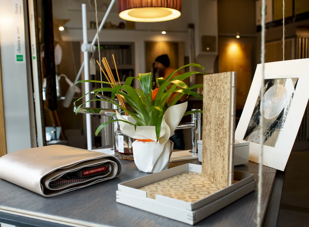 Lo showroom Naturæ: campionari, piante e luce calda nell'atelier di Via Sant'Onofrio