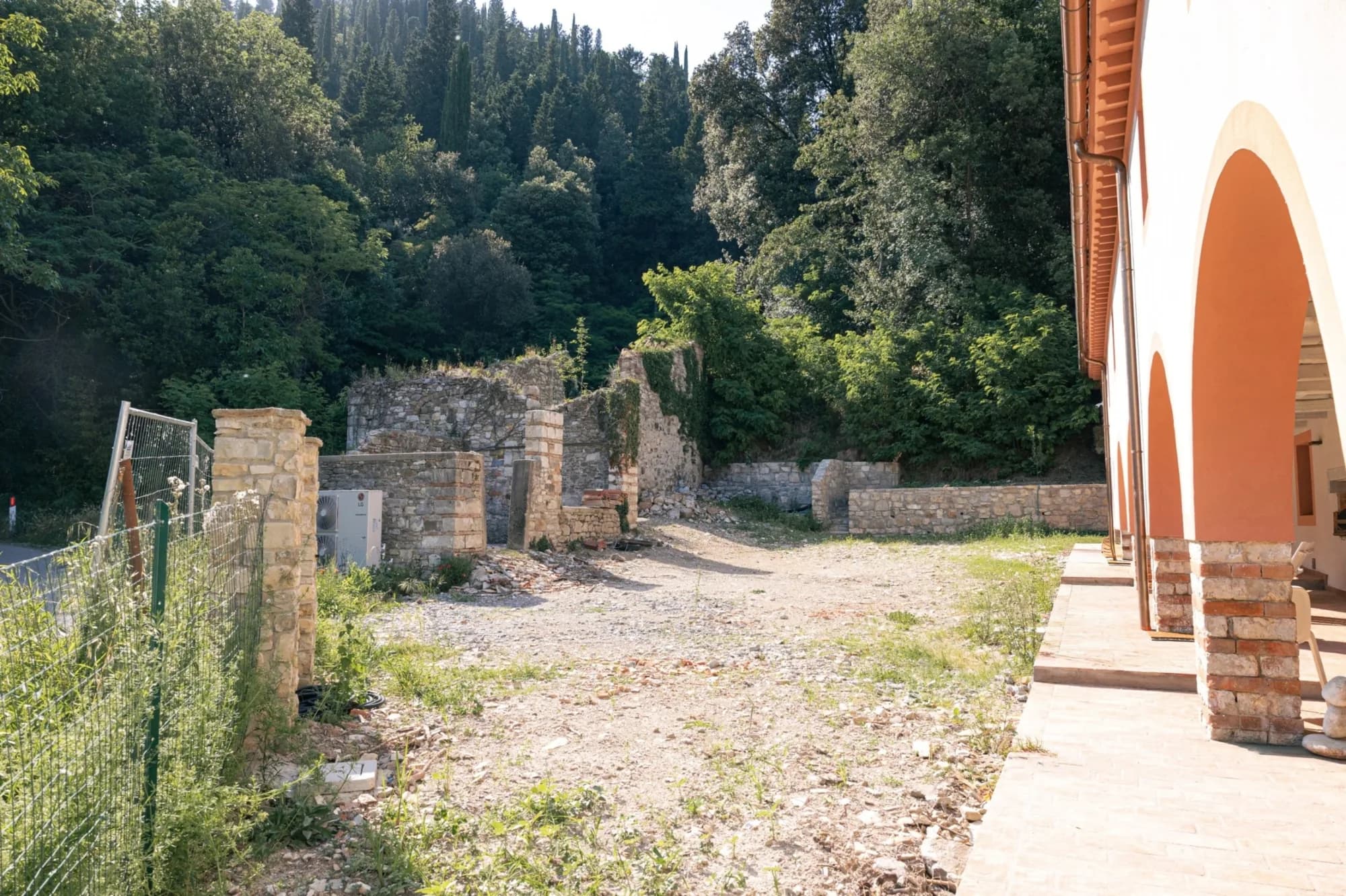Le rovine in pietra della vecchia fornace