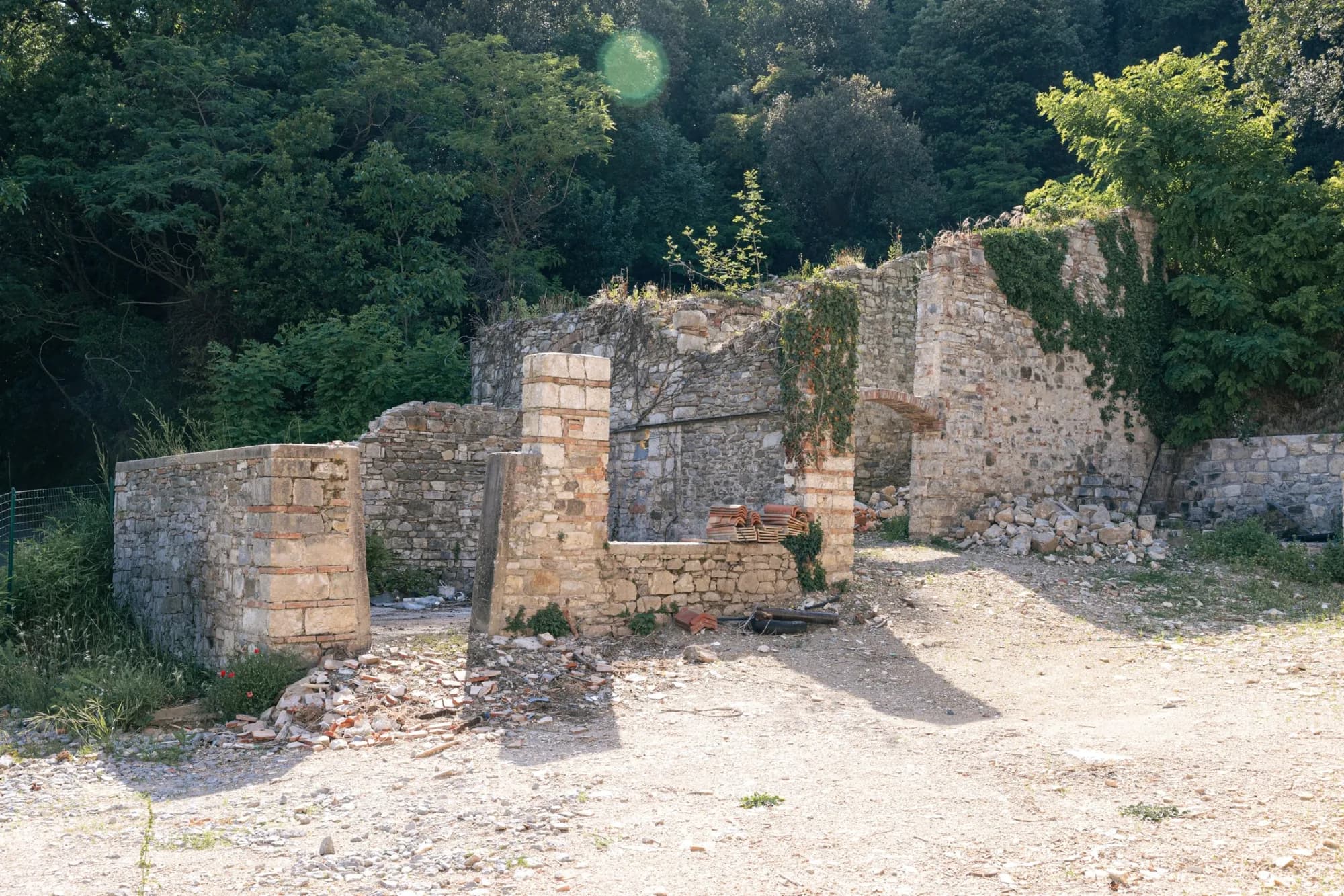 Le rovine in pietra della vecchia fornace