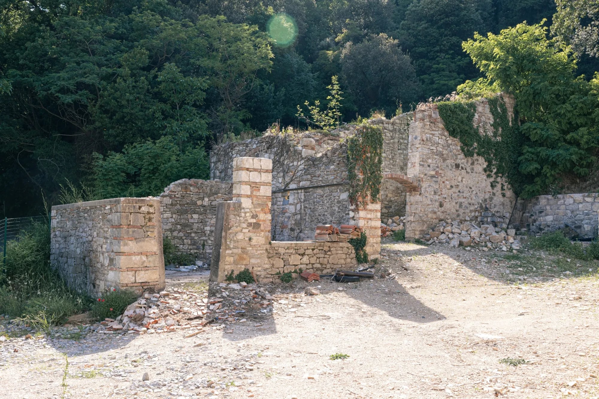 Le rovine in pietra della vecchia fornace